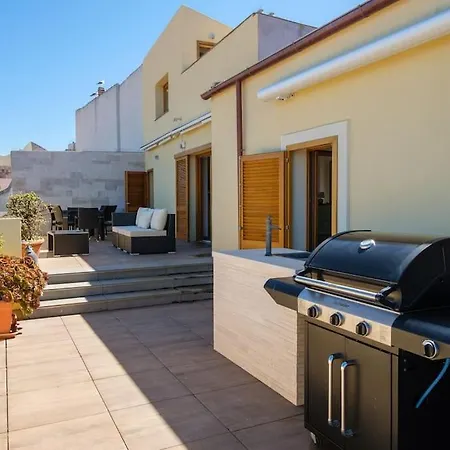 Huge Terrace With Never Ending Views *